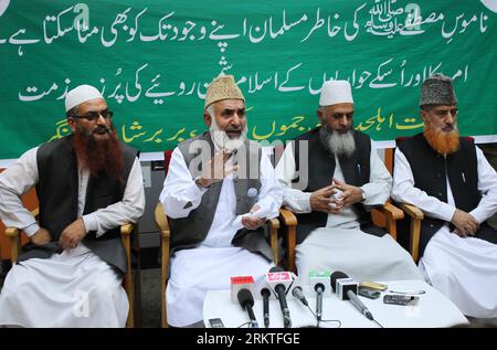 Bildnummer: 58467754  Datum: 13.09.2012  Copyright: imago/Xinhua (120913) -- SRINAGAR, Sept. 13, 2012 (Xinhua) -- Kashmiri Muslim religious leaders speak to media during a press conference to protest against the U.S. anti-Islam film Innocence of Muslims , in Srinagar, Indian-controled Kashmir, on Sept. 13, 2012. (Xinhua/Javed Dar) (lr) INDIA-KASHMIR-SRINAGAR- INNOCENCE OF MUSLIMS -PROTEST PUBLICATIONxNOTxINxCHN Politik Protest Demo Religion US USA Botschaft xas x0x premiumd 2012 quer      58467754 Date 13 09 2012 Copyright Imago XINHUA  Srinagar Sept 13 2012 XINHUA Kashmiri Muslim Religious Le Stock Photo