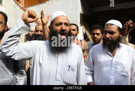 Bildnummer: 58467755 Datum: 13.09.2012 Copyright: imago/Xinhua (120913) -- SRINAGAR, 13 settembre 2012 (Xinhua) -- Un leader religioso musulmano del Kashmir (L) grida slogan durante una conferenza stampa per protestare contro il film anti-Islam degli Stati Uniti innocenza dei musulmani , a Srinagar, Kashmir controllato dagli indiani, il 13 settembre 2012. (Xinhua/Javed Dar) (lr) INDIA-KASHMIR-SRINAGAR- INNOCENZA DEI MUSULMANI -PROTESTA PUBLICATIONxNOTxINxCHN Politik protesta Demo Religion US USA Botschaft xas x0x premiumd 2012 quer 58467755 Data 13 09 2012 Copyright Imago XINHUA Srinagar 13 settembre 2012 XINHUA a Kashmiri Muslim Relig Foto Stock