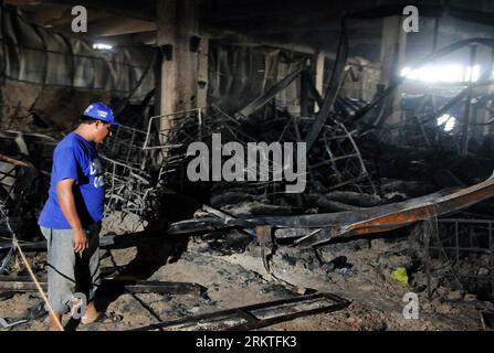 (120913) -- KARACHI, 13 settembre 2012 (Xinhua) -- Un soccorritore pakistano esamina parte danneggiata di una fabbrica di indumenti a seguito di un incendio nella città portuale pakistana meridionale di Karachi il 13 settembre 2012. Il bilancio delle vittime di un incendio scoppiato in una fabbrica di abbigliamento nella città portuale meridionale del Pakistan di Karachi martedì sera ha raggiunto i 289. (Xinhua Photo/Masroor) (zkr) PAKISTAN-KARACHI-FACTORY FIRE PUBLICATIONxNOTxINxCHN Foto Stock