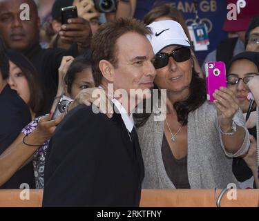 Bildnummer: 58468942  Datum: 13.09.2012  Copyright: imago/Xinhua TORONTO,  Sept. 13, 2012 -  Director Billy Bob Thornton (front) arrives before the screening of the film Jayne Mansfield s Car at Roy Thomson Hall during the 37th Toronto International Film Festival in Toronto, Canada, Sept. 13, 2012. (Xinhua/Zou Zheng)(ctt) CANADA-TORONTO-37TH INTERNATIONAL FILM FESTIVAL PUBLICATIONxNOTxINxCHN People Kultur Entertainment Filmfestival xjh x0x premiumd 2012 quer     58468942 Date 13 09 2012 Copyright Imago XINHUA Toronto Sept 13 2012 Director Billy Bob Thornton Front arrives Before The Screening o Stock Photo