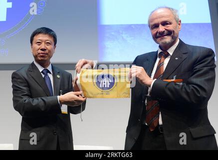 Bildnummer: 58471955  Datum: 14.09.2012  Copyright: imago/Xinhua (120914) -- BERLIN, Sept. 14, 2012 (Xinhua) -- Chinese astronaut Liu Wang (L) and President of the International Astronautical Federation (IAF) Berndt Feuerbacher show the IAF flag at the ILA Berlin Air Show in Berlin, Germany, Sept. 14, 2012. Liu Wang handed over the flag which had been taken to the space by Tiangong-1 lab module to Berndt Feuerbacher here on Friday. (Xinhua/Ma Ning) (lyx) GERMANY-BERLIN-IAF-TIANGONG-1-FLAG HANDOVER PUBLICATIONxNOTxINxCHN Wirtschaft Messe Luftfahrtmesse Luftfahrt premiumd x0x xmb 2012 quer Stock Photo