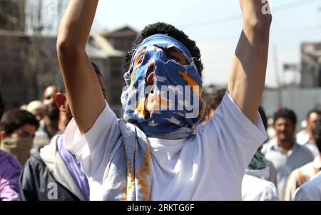 Bildnummer: 58471951 Datum: 14.09.2012 Copyright: imago/Xinhua (120914) -- SRINAGAR, 14 settembre 2012 (Xinhua) -- Un musulmano del Kashmir che indossa una maschera grida slogan durante una protesta contro il controverso film anti-Islam Innocence of Muslim in Srinagar, 14 settembre 2012. (Xinhua/Javed Dar) KASHMIR-SRINAGAR-PROTESTA PUBLICATIONxNOTxINxCHN Politik Demo protesta Islam religione Glaube x0x xmb 2012 quer 58471951 Data 14 09 2012 Copyright Imago XINHUA Srinagar 14 settembre 2012 XINHUA un musulmano Kashmiri che indossa una maschera grida slogan durante una protesta contro il controverso Anti Islam Movie Innocence Foto Stock