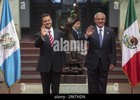 Bildnummer: 58483868 Datum: 17.09.2012 Copyright: imago/Xinhua (120918) -- CITTÀ DEL GUATEMALA, 18 settembre 2012 (Xinhua) -- il presidente eletto messicano Enrique pena Nieto (L) incontra il presidente guatemalteco otto Perez Molina (R), al Palazzo Nazionale, nella città di Guatelama, capitale del Guatemala, il 17 settembre 2012. Pena Nieto ha lanciato un tour latinoamericano il lunedì visitando Guatemala, Colombia, Brasile, Cile, Argentina e Perù, discutere di sicurezza, commercio, immigrazione e questioni legate alla droga. (Xinhua/Luis Echeverria) (da) (sp) £¨¹ú¼Ê£©£¨Î÷ÎÄ¨Ïß££©GUATEMALA-GUATEMALA CITY-MEXICO-PENA NIETO PUBLICATIONxNO Foto Stock