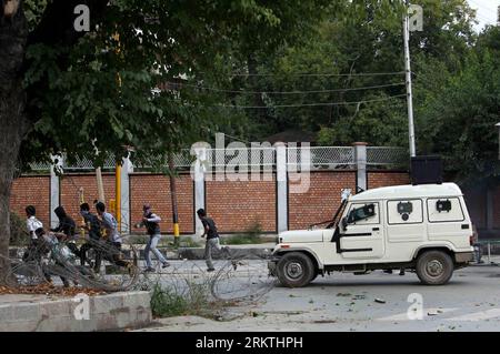 Bildnummer: 58488263 Datum: 18.09.2012 Copyright: imago/Xinhua (120918) -- SRINAGAR, 18 settembre 2012 (Xinhua) -- Un veicolo della polizia insegue i manifestanti musulmani del Kashmir durante una protesta contro un controverso film anti-Islam di fabbricazione statunitense a Srinagar, capitale estiva del Kashmir controllato dagli indiani, 18 settembre 2012. (Xinhua/Javed dar)(zyw) KASHMIR-SRINAGAR-PROTESTE-ANTI-ISLAM FILM PUBLICATIONxNOTxINxCHN Politik Demo Protest Islam Mohammed Unschuld der <xme Anti Islam Film Video Satire xas x0x anteprima 2012 quer 58488263 Data 18 09 2012 Copyright Imago XINHUA Srinagar 18 settembre 2012 XINHUA a po Foto Stock