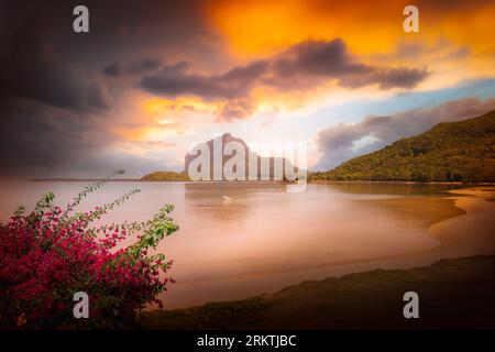 Paesaggio con la montagna e la spiaggia di le Morne, isola di Mauritius, Africa Foto Stock