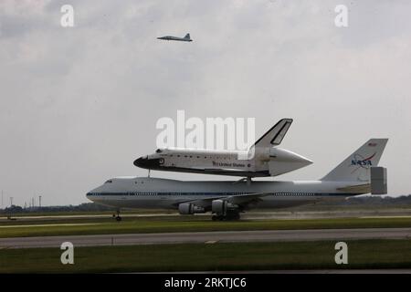 Bildnummer: 58492671 Datum: 19.09.2012 Copyright: imago/Xinhua (120920) -- HOUSTON, 20 settembre 2012 (Xinhua) -- NASA S 747 Shuttle Carrier Aircraft che trasporta lo Space Shuttle Endeavor atterra a Ellington Field a Houston, negli Stati Uniti, il 19 settembre 2012. Migliaia di appassionati dello spazio a Houston hanno applaudito lo Space Shuttle Endeavor mercoledì, mentre l'ultima navetta ritirata dagli Stati Uniti è atterrata in città. L'Endeavor fu costruito tra il 1987 e il 1991 per sostituire lo shuttle Challenger distrutto, che esplose 73 secondi dopo il suo decollo il 28 gennaio 1986. Il California Science Center è uno dei centri di Foto Stock