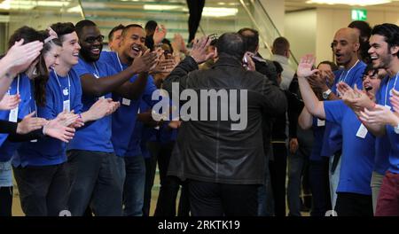 Bildnummer: 58498108  Datum: 21.09.2012  Copyright: imago/Xinhua (120921)-- LONDON, Sept. 21, 2012 (Xinhua) -- Apple Inc. employees give high-fives to the first customers to the Apple Retail Store at Regent Street in London, Britain on September 21, 2012.The new released phone is on sale from Friday in Britain. (Xinhua/Wang Lili)(zyw) BRITAIN-LONDON-APPLE-IPHONE5-ON SALE PUBLICATIONxNOTxINxCHN Wirtschaft London Handy I Phone 5 Iphone Apple Mobile Cell Smartphone Verkauf Verkaufsstart x0x 2012 quer     58498108 Date 21 09 2012 Copyright Imago XINHUA  London Sept 21 2012 XINHUA Apple INC Employe Stock Photo