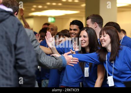 Bildnummer: 58498111  Datum: 21.09.2012  Copyright: imago/Xinhua (120921)-- LONDON, Sept. 21, 2012 (Xinhua) -- Apple Inc. employees give high-fives to the first customers to the Apple Retail Store at Regent Street in London, Britain on September 21, 2012.The new released phone is on sale from Friday in Britain. (Xinhua/Wang Lili)(zyw) BRITAIN-LONDON-APPLE-IPHONE5-ON SALE PUBLICATIONxNOTxINxCHN Wirtschaft London Handy I Phone 5 Iphone Apple Mobile Cell Smartphone Verkauf Verkaufsstart x0x 2012 quer     58498111 Date 21 09 2012 Copyright Imago XINHUA  London Sept 21 2012 XINHUA Apple INC Employe Stock Photo