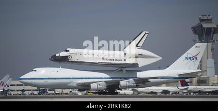 Bildnummer: 58500520 Datum: 21.09.2012 Copyright: imago/Xinhua (120921) -- LOS ANGELES, 21 settembre 2012 (Xinhua) -- lo Space Shuttle Endeavour montato in cima a un 747 arriva all'aeroporto internazionale di Los Angeles, negli Stati Uniti, 21 settembre 2012. L'Endeavour sarà trasferito nella sua sede permanente presso il California Science Center a metà ottobre. (Xinhua/Yang lei) US-LOS ANGELES-SPACE SHUTTLE-ENDEAVOR PUBLICATIONxNOTxINxCHN Gesellschaft USA Raumfahrt Shuttle Transport highlight premiumd x0x xmb 2012 quer 58500520 Data 21 09 2012 Copyright Imago XINHUA Los Angeles 21 settembre 2012 XINHUA lo Space Shuttle Foto Stock