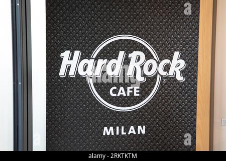 Milano , Italia - 08 07 2023 : Hard Rock Cafe milano firma testo e logo del marchio sulla facciata della catena di caffetterie Foto Stock
