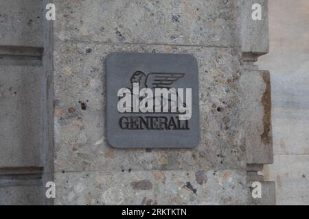 Milano , Italia - 07 29 2023 : logo del marchio generali e cartello di testo sulla facciata d'ingresso ufficio italiano della compagnia assicurativa Foto Stock