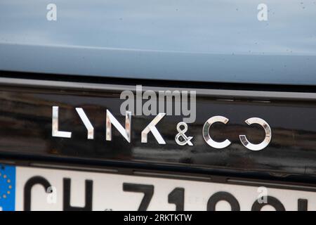 Bordeaux , Francia - 08 19 2023 : Lynk & Co segno di testo e logo marchio CAR REAR suv china ev Electric Vehicle cinese Foto Stock