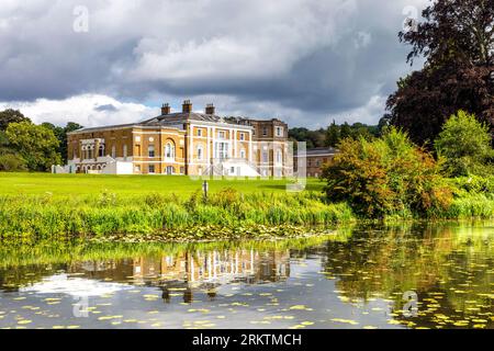 Esterno della residenza georgiana del XVIII secolo Waverley Abbey House vicino a Farnham, Surrey, Inghilterra Foto Stock