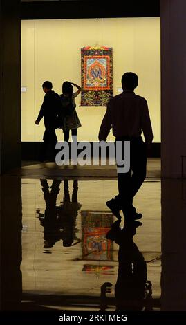 Bildnummer: 58514966  Datum: 25.09.2012  Copyright: imago/Xinhua (120925) -- BEIJING, Sept. 25, 2012 (Xinhua) -- Visitors look at a piece of Thangka craftwork at a Thangka art exhibition in Beijing, capital of China, Sept. 25, 2012. More than a hundred pieces of Thangka, a kind of Tibetan scroll painting featuring Buddhist themes, were displayed during the two-week exhibition, which was concluded Tuesday at the National Museum of China. (Xinhua/Tao Xiyi) (lmm) CHINA-BEIJING-THANGKA EXHIBITION-CONCLUSION (CN) PUBLICATIONxNOTxINxCHN Kultur Kunst Austellung Malerei Gemälde x0x xac 2012 hoch Stock Photo