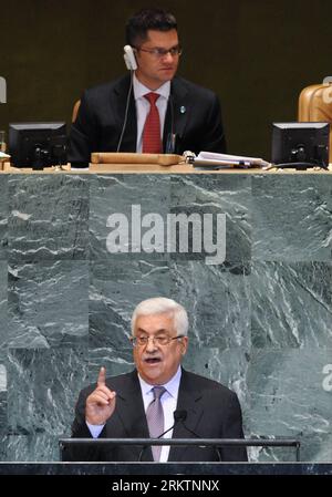 Bildnummer: 58522461 Datum: 27.09.2012 Copyright: imago/Xinhua (120927) -- NEW YORK, 27 settembre 2012 (Xinhua) -- il Presidente palestinese Mahmoud Abbas (fronte) si rivolge al dibattito generale della 67a sessione dell'Assemblea generale delle Nazioni Unite presso la sede delle Nazioni Unite a New York, negli Stati Uniti, il 27 settembre 2012, mentre l'evento della durata di una settimana è entrato nel suo terzo giorno qui giovedì. Abbas ha detto all’Assemblea generale delle Nazioni Unite giovedì che la Palestina continuerà a ottenere la piena adesione all’ONU e che ha già avviato intense consultazioni con le organizzazioni regionali e gli stati membri. (Xinhua/Shen H Foto Stock