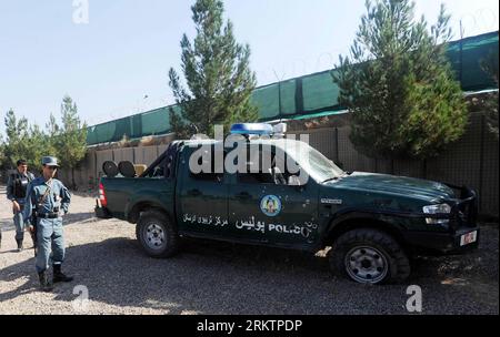 Bildnummer: 58532795 Datum: 29.09.2012 Copyright: imago/Xinhua (120929) -- HERAT, 29 settembre 2012 (Xinhua) -- la polizia afghana controlla un veicolo danneggiato dopo un'esplosione nella provincia di Herat, Afghanistan, il 29 settembre 2012. Secondo un funzionario della polizia locale, un'esplosione di bombe a bordo strada che ha preso di mira un furgone della polizia nella provincia occidentale di Herat ha ucciso due persone e ne ha feriti altri due sabato. (Xinhua/Sardar) (jl) AFGHANISTAN-HERAT-BLAST PUBLICATIONxNOTxINxCHN Gesellschaft Polizei Terror Anschlag Bombenanschlag Polizeiauto Wrack x0x xst premiumd 2012 quer 58532795 Data 29 09 2012 Copyright Imago XINHU Foto Stock