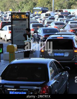 Bildnummer: 58533526  Datum: 30.09.2012  Copyright: imago/Xinhua (120930) -- BEIJING, Sept. 30, 2012 (Xinhua) -- Vehicles line up to pass the Dujiakan tollgate in Beijing, China, Sept. 30, 2012. More than 660 million are expected to travel during the week-long Mid-autumn festival and National Day holiday starting Sept. 30, an increase of 8.8 percent from the same period last year, according to the Ministry of Transport. (Xinhua/Li Wen) (hdt) CHINA-HOLIDAY-TRAVEL PEAK (CN) PUBLICATIONxNOTxINxCHN Wirtschaft Verkehr Strasse Autobahn Maut Mautgebühr Mautstelle xas x0x 2012 hoch      58533526 Date Stock Photo