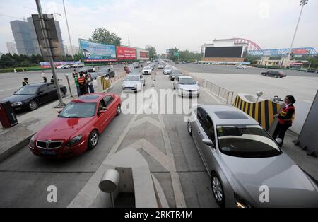 Bildnummer: 58535099  Datum: 30.09.2012  Copyright: imago/Xinhua (120930) -- HEFEI, Sept. 30, 2012 (Xinhua) -- Vehicles line up to pass a tollgate in Hefei, capital of east China s Anhui Province, Sept. 30, 2012. More than 660 million are expected to travel during the week-long Mid-autumn festival and National Day holiday starting Sept. 30, an increase of 8.8 percent from the same period last year, according to the Ministry of Transport. (Xinhua/Liu Junxi) (hdt) CHINA-HOLIDAY-TRAVEL PEAK (CN) PUBLICATIONxNOTxINxCHN Wirtschaft Verkehr Strasse Autobahn Maut Mautgebühr Mautstelle xas x0x 2012 que Stock Photo