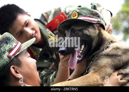 Bildnummer: 58540103 Datum: 01.10.2012 Copyright: imago/Xinhua (121001) - SHENZHEN, 1 ottobre 2012 (Xinhua) - i soldati fanno un massaggio a un cane della polizia per mostrare la loro gratitudine a una base di cani della polizia nella settima truppa delle guardie di frontiera del Guangdong a Shenzhen, nella provincia del Guangdong nel sud della Cina, 1 ottobre 2012. (Xinhua/Liao Jian) (lfj) CHINA-GUANGDONG-POLICE DOG-MASSAGE (CN) PUBLICATIONxNOTxINxCHN Gesellschaft Tiere kurios Hund Komik Militär x0x xmb 2012 quer 58540103 Data 01 10 2012 Copyright Imago XINHUA Shenzhen OCT 1 2012 soldati XINHUA fanno un massaggio a un cane della polizia per mostrare la loro gratitudine Foto Stock