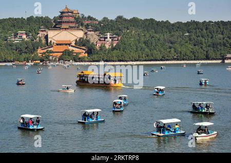 Bildnummer: 58540114 Datum: 01.10.2012 Copyright: imago/Xinhua (121001) -- PECHINO, 1 ottobre 2012 (Xinhua) -- barche turistiche punteggiano il lago Kunming nel Palazzo d'Estate in occasione della giornata Nazionale di Pechino, capitale della Cina, 1 ottobre 2012. I 24 principali punti panoramici di Pechino hanno visto 804.000 viaggi lunedì, un aumento del 80% rispetto ai 447.000 viaggi del 30 settembre. Le città cinesi dovrebbero ricevere un picco turistico durante la settimana d'oro, che unisce il Mid-Autumn Festival e la Festa Nazionale dal 30 settembre al 7 ottobre. (Xinhua/Hu Guolin) (lfj) CHINA-NATIONAL DAY-TOURISM (CN) PUBLICATIONxN Foto Stock