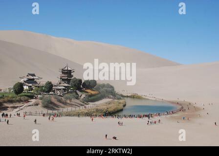 Bildnummer: 58551538  Datum: 04.10.2012  Copyright: imago/Xinhua (121004) -- DUNHUANG, Oct. 4, 2012 (Xinhua) -- Tourists visit the scenic spot of Crescent Lake in Dunhuang City, northwest China s Gansu Province, Oct. 4, 2012. Dunhuang, a major stop on the ancient Silk road well known for its Mogao Caves (Caves of 1,000 Buddhas), Crescent Lake and Mingsha Mountain, has attracted large numbers of tourists from both home and abroad during the National Day holiday. (Xinhua/Zhang Xiaoliang) (mp) CHINA-GANSU-DUNHUANG-TOURISM (CN) PUBLICATIONxNOTxINxCHN Gesellschaft Tourismus Seidenstrasse Landschaft Stock Photo