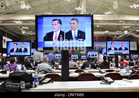 Bildnummer: 58551648 Datum: 03.10.2012 Copyright: imago/Xinhua (121004) - DENVER, 4 ottobre 2012 (Xinhua) -- i giornalisti guardano la ritrasmissione sul primo dibattito presidenziale tra il presidente degli Stati Uniti Barrack Obama e il candidato presidenziale repubblicano Mitt Romney alla Denver University, Denver, Colorado, Stati Uniti, 3 ottobre, 2012. il presidente degli Stati Uniti Barack Obama e il candidato repubblicano Mitt Romney mercoledì sera hanno combattuto testa a testa qui sull'economia, il numero più importante della campagna elettorale, tra diverse questioni interne nel loro primo dibattito faccia a faccia. (Xinhua/Zhang Jun)(ctt) U.S.-DENVER- Foto Stock