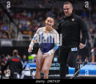 25 agosto 2023: Leanne Wong, con il suo allenatore Owen Field in background, seguendo la sua irregolare routine di bar al Woman's Day 1 dei Campionati statunitensi di ginnastica 2023 alla SAP Arena di San Jose, CALIFORNIA. Kyle Okita/CSM (immagine di credito: © Kyle Okita/Cal Sport Media) credito: Cal Sport Media/Alamy Live News Foto Stock