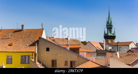 Torre del municipio sopra i tetti di Znojmo, Repubblica Ceca Foto Stock