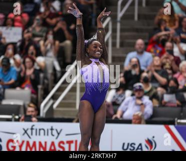 25 agosto 2023: Simone Biles del World Champions Centre si prepara a fare la sua routine durante il Woman's Day 1 dei Campionati USA di ginnastica 2023 alla SAP Arena di San Jose, CALIFORNIA. Kyle Okita/CSM Credit: Cal Sport Media/Alamy Live News Foto Stock