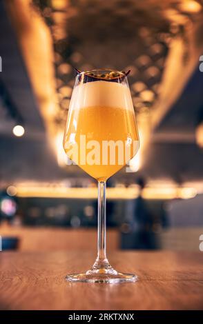 Cocktail Passion Fruit o mocktail decorati con mezza fetta di frutto della passione Foto Stock