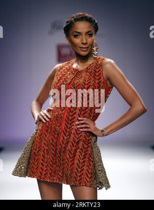 Bildnummer: 58567222  Datum: 08.10.2012  Copyright: imago/Xinhua A model presents a creation by fashion designer Jyoti Sharma on the 3rd day of the Wills Lifestyle India Fashion Week in New Delhi, India, Oct. 8, 2012. (Xinhua/Partha Sarkar)(zyw) INDIA-NEW DELHI-FASHION WEEK PUBLICATIONxNOTxINxCHN Entertainment Kultur Mode Modenschau Modewoche Damenmode xjh x0x premiumd 2012 hoch     58567222 Date 08 10 2012 Copyright Imago XINHUA a Model Presents a Creation by Fashion Designers Jyoti Sharma ON The 3rd Day of The Wills Lifestyle India Fashion Week in New Delhi India OCT 8 2012 XINHUA Partha Sar Stock Photo