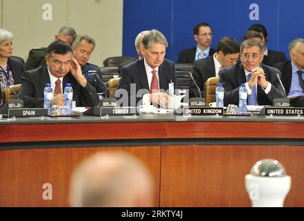 Bildnummer: 58567542 Datum: 09.10.2012 Copyright: imago/Xinhua Ministro della difesa turco Ismet Yilmaz (fronte L), Segretario della difesa britannico Philip Hammond (C) e Segretario della difesa degli Stati Uniti Leon Panetta partecipano alla riunione dei Ministri della difesa della NATO presso la sua sede centrale a Bruxelles, capitale del Belgio, 9 ottobre 2012. (Xinhua/Ye Pingfan) BELGIO-NATO-RIUNIONE DEI MINISTRI DELLA DIFESA PUBLICATIONxNOTxINxCHN Politik People x0x xub Treffen Beratungen NATO Verteidigungsminister 2012 quer premiumd 58567542 Data 09 10 2012 Copyright Imago XINHUA Ministri della difesa turchi ISMET Yilmaz l Front British DEF Foto Stock