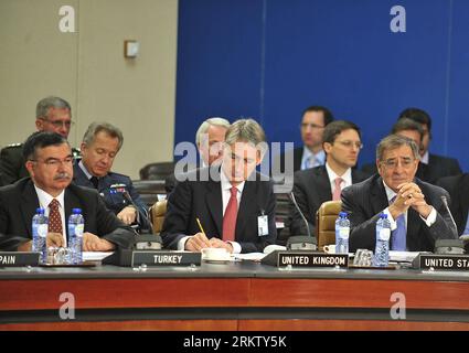 Bildnummer: 58567540  Datum: 09.10.2012  Copyright: imago/Xinhua Turkish Defense Minister Ismet Yilmaz (L Front), British Defense Secretary Philip Hammond (C) and United States Secretary of Defense Leon Panetta attend the NATO Defence Ministers Meeting at its headquarters in Brussels, capital of Belgium, Oct. 9, 2012. (Xinhua/Ye Pingfan) BELGIUM-NATO-DEFENCE MINISTERS MEETING PUBLICATIONxNOTxINxCHN Politik People x0x xub Treffen Beratungen Nato Verteidigungsminister 2012 quer premiumd     58567540 Date 09 10 2012 Copyright Imago XINHUA Turkish Defense Ministers ISMET Yilmaz l Front British Def Stock Photo