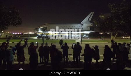 Bildnummer: 58582281 Datum: 12.10.2012 Copyright: imago/Xinhua (121012) -- LOS ANGELES, 12 ottobre 2012 (Xinhua) -- scattare foto mentre lo Space Shuttle Endeavour parte dall'aeroporto internazionale di Los Angeles, California, nelle prime ore del mattino 12 ottobre 2012 . Endeavour venerdì e inizia un viaggio di due giorni a terra verso il suo luogo di riposo finale presso il California Science Center. Il programma NASA Space Shuttle si è concluso nel 2011 dopo 30 anni e 135 missioni. (Xinhua/Zhao Hanrong) (bxq) U.S.-LOS ANGELES-SHUTTLE-ENDEAVOR PUBLICATIONxNOTxINxCHN Gesellschaft USA Raumfahrt Transport premiumd x Foto Stock