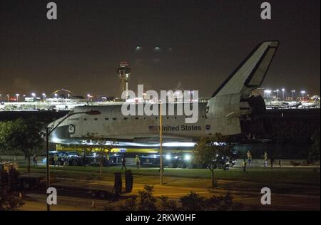 Bildnummer: 58582283  Datum: 12.10.2012  Copyright: imago/Xinhua (121012) -- LOS ANGELES, Oct. 12, 2012 (Xinhua) -- The Space Shuttle Endeavour is moved by four computer-controlled transporters in Los Angeles International Airport in Los Angeles, California, in the early morning hours October 12, 2012 . Endeavour on Friday begins a two-day ground journey to its final resting place at the California Science Center. NASA Space Shuttle Program ended in 2011 after 30 years and 135 missions. (Xinhua/Zhao Hanrong) (bxq) U.S.-LOS ANGELES-SHUTTLE-ENDEAVOUR PUBLICATIONxNOTxINxCHN Gesellschaft USA Raumf Foto Stock