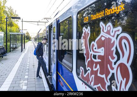 VOERENDAAL - un treno arriva sul binario tra Heerlen e Valkenburg dove ProRail ha rimosso un set di tasso. I castelli si trovavano nell'argine ferroviario e minacciavano di rendere instabile la ferrovia. A causa del lavoro, nessun treno ha corso sul percorso per quasi un mese. ANP MARCEL VAN HOORN paesi bassi Out - belgio Out credito: ANP/Alamy Live News Foto Stock