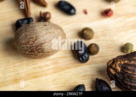 Diversi tipi di spezie sparse sul tavolo durante la cottura, utilizzando diverse spezie in cucina quando si cucinano piatti tradizionali Foto Stock