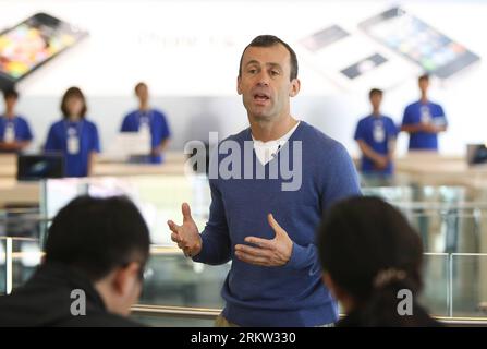 Bildnummer: 58605165 Datum: 18.10.2012 Copyright: imago/Xinhua (121018) -- PECHINO, 18 ottobre 2012 (Xinhua) -- John Browett, vicepresidente senior della Apple per il retail, presenta il nuovo store di Apple Inc. Ai giornalisti di Pechino, capitale della Cina. Il nuovo negozio, che sarebbe stato il più grande negozio Apple in Asia, dovrebbe aprire il 20 ottobre in Wangfujing Street, una vivace area commerciale. (Xinhua/li Fangyu) (wjq) CHINA-BEIJING-APPLE STORE (CN) PUBLICATIONxNOTxINxCHN Wirtschaft People Eröffnung x0x xdd premiumd 2012 quer 58605165 Data 18 10 2012 Copyright Imago XINHUA Beijing Foto Stock