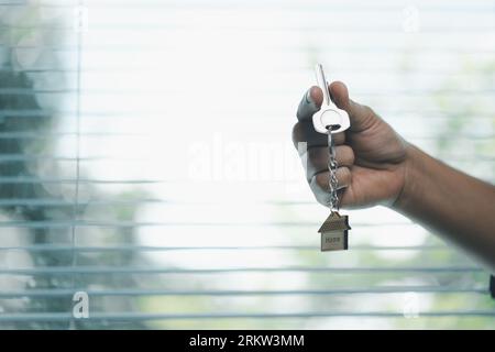 Primo piano di affittuario donna mostra elogi chiavi di casa trasferirsi in primo luogo nuovo appartamento o casa, padrona donna felice comprare casa, trasferire a d Foto Stock