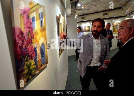 Bildnummer: 58610689  Datum: 19.10.2012  Copyright: imago/Xinhua (121019) -- HONG KONG, Oct. 19, 2012 (Xinhua) -- Spanish artist Kiku Poch (L front) gives a brief introduction of an art work to a visitor at an exhibition showcasing Spanish paintings in Hong Kong, south China, Oct. 19, 2012. The Spanish painting show kiched off here Friday. (Xinhua/Chen Xiaowei) (hdt) CHINA-HONG KONG-SPANISH PAINTING SHOW (CN) PUBLICATIONxNOTxINxCHN Kultur Kunst people Ausstellung xas x0x 2012 quer      58610689 Date 19 10 2012 Copyright Imago XINHUA  Hong Kong OCT 19 2012 XINHUA Spanish Artist Kiku Poch l Fron Stock Photo