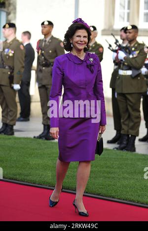 Bildnummer: 58612693 Datum: 20.10.2012 Copyright: imago/Xinhua (121020) -- LUSSEMBURGO, 20 ottobre 2012 (Xinhua) -- la regina Silvia di Svezia arriva per partecipare al servizio di nozze religiose del principe ereditario Guillaume di Lussemburgo e della contessa belga Stephanie de Lannoy, nella cattedrale di Notre-Dame in Lussemburgo, 20 ottobre 2012. (Xinhua/Ye Pingfan) LUSSEMBURGO-BELGIO-ROYALS-RELIGIOUS WEDDING PUBLICATIONxNOTxINxCHN Entertainment People Adel Hochzeit Hochzeitsfeier kirchliche Trauung xas x1x premiumd 2012 hoch 58612693 Data 20 10 2012 Copyright Imago XINHUA Luxembourg OCT 20 2012 XINHUA Queen si Foto Stock