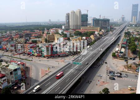 Bildnummer: 58614636 Datum: 21.10.2012 Copyright: imago/Xinhua (121021) -- HANOI, 21 ottobre 2012 (Xinhua) --Vehicles drive on the first viaduct in Hanoi, capitale del Vietnam, 21 ottobre 2012. Il primo viadotto di Hanoi, una strada a quattro corsie lunga 9 chilometri, è stato messo in servizio domenica, collegando il centro di Hanoi con l'autostrada nazionale 1A, i ponti di Thang Long e la strada di Lang-Hoa Lac. (Xinhua/VNA) VIETNAM-HANOI-FIRST VIADUCT-SERVICE PUBLICATIONxNOTxINxCHN Gesellschaft Verkehr Strasse totale xas x0x 2012 quer 58614636 Data 21 10 2012 Copyright Imago XINHUA Hanoi OCT 21 2012 XINHUA VEHICLES Drive ON T. Foto Stock