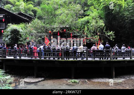 Bildnummer: 58626260 Datum: 24.10.2012 Copyright: imago/Xinhua (121024) -- YICHANG, 24 ottobre 2012 (Xinhua) -- i turisti guardano uno spettacolo di nozze all'interno del Three-Gorges Tribe Scenic Spot nella città di Yichang, nella provincia di Hubei, 24 ottobre 2012. Il punto panoramico ha attirato migliaia di turisti con la sua abbondanza di risorse turistiche naturali e culturali. (Xinhua/Zhang Guorong) CHINA-HUBEI-YICHANG-TOURISM (CN) PUBLICATIONxNOTxINxCHN Wirtschaft Tourismus x0x xmb 2012 quer 58626260 Data 24 10 2012 Copyright Imago XINHUA Yichang OCT 24 2012 turisti XINHUA Guarda uno spettacolo di nozze dentro il Foto Stock