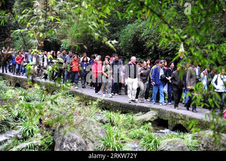 Bildnummer: 58626259 Datum: 24.10.2012 Copyright: imago/Xinhua (121024) -- YICHANG, 24 ottobre 2012 (Xinhua) -- visita degli ospiti all'interno del Three-Gorges Tribe Scenic Spot nella città di Yichang, nella provincia di Hubei, 24 ottobre 2012. Il punto panoramico ha attirato migliaia di turisti con la sua abbondanza di risorse turistiche naturali e culturali. (Xinhua/Zhang Guorong) CHINA-HUBEI-YICHANG-TOURISM (CN) PUBLICATIONxNOTxINxCHN Wirtschaft Tourismus x0x xmb 2012 quer 58626259 Data 24 10 2012 Copyright Imago XINHUA Yichang OCT 24 2012 XINHUA Guest Tour all'interno del Three Gorges Tribe Scenic Spot a Yi Foto Stock