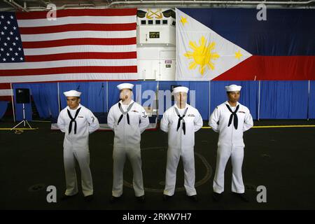 Bildnummer: 58630703 Datum: 25.10.2012 Copyright: imago/Xinhua (121025) -- MANILA, 25 ottobre 2012 (Xinhua) -- i membri filippini-americani della Marina degli Stati Uniti si trovano all'interno della portaerei USS George Washington attraccata a Manila Bay, Filippine, 25 ottobre 2012. La portaerei statunitense a propulsione nucleare USS George Washington arrivò nelle Filippine per scambi professionali tra le controparti statunitensi e Filippine. (Xinhua/Rouelle Umali) FILIPPINE-MANILA-USS GEORGE WASHINGTON PUBLICATIONxNOTxINxCHN Gesellschaft Flugzeugträger Militär Armee USA Soldat x0x xdd 2012 quer Foto Stock