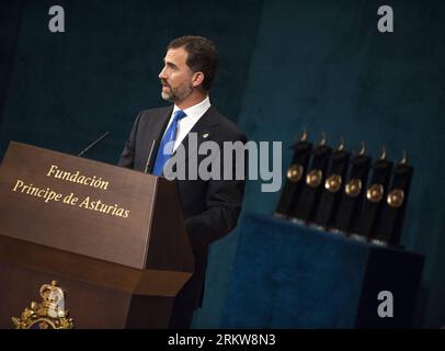 Bildnummer: 58638549  Datum: 26.10.2012  Copyright: imago/Xinhua (121026) -- OVIEDO, Oct. 26, 2012 (Xinhua) -- Spain s Crown Prince Felipe attends the awarding ceremony of the Prince of Asturias Awards in Oviedo, Spain, Oct. 26, 2012. The Prince of Asturias is seen as major global award. Established in 1981, the awards are to help acknowleded the scientific, technical, cultural, social and humantiarian work done by persons, teams or organisations at an international level. (Xinhua/Xie Haining) SPAIN-OVIEDO-ASTURIAS-AWARDS PUBLICATIONxNOTxINxCHN Kultur people Adel Ehrung x1x xac 2012 quer premi Stock Photo