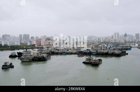 Bildnummer: 58639673 Datum: 27.10.2012 Copyright: imago/Xinhua (121027) - HAIKOU, 27 ottobre 2012 (Xinhua) -- le navi sono ancorate per evitare rischi di tifone a Haikou, capitale della provincia insulare della Cina meridionale di Hainan, 27 ottobre 2012. Son-Tinh, la ventitreesima tempesta tropicale di quest'anno, si è rafforzata al tifone di sabato mattina presto e dovrebbe portare precipitazioni e raffiche nelle aree costiere meridionali della Cina, ha detto sabato l'autorità meteorologica del paese. (Xinhua/Zhao Yingquan) (ry) CHINA-HAINAN-TYPHOON (CN) PUBLICATIONxNOTxINxCHN Gesellschaft Sturm Unwetter Hafen Schiffe x0x xst 2012 quer Foto Stock