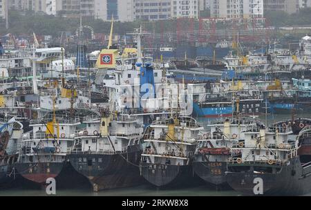 Bildnummer: 58639672 Datum: 27.10.2012 Copyright: imago/Xinhua (121027) - HAIKOU, 27 ottobre 2012 (Xinhua) -- le navi sono ancorate per evitare rischi di tifone a Haikou, capitale della provincia insulare della Cina meridionale di Hainan, 27 ottobre 2012. Son-Tinh, la ventitreesima tempesta tropicale di quest'anno, si è rafforzata al tifone di sabato mattina presto e dovrebbe portare precipitazioni e raffiche nelle aree costiere meridionali della Cina, ha detto sabato l'autorità meteorologica del paese. (Xinhua/Zhao Yingquan) (ry) CHINA-HAINAN-TYPHOON (CN) PUBLICATIONxNOTxINxCHN Gesellschaft Sturm Unwetter Hafen Schiffe x0x xst 2012 quer Foto Stock