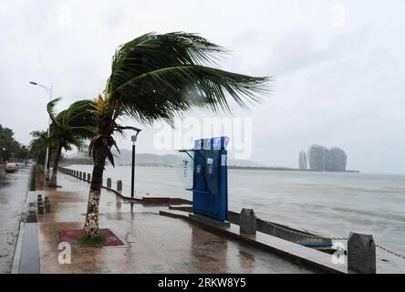 Bildnummer: 58639683  Datum: 27.10.2012  Copyright: imago/Xinhua (121027) -- SANYA, Oct. 27, 2012 (Xinhua) -- Strong wind hits Sanya, south China s island province of Hainan, Oct. 27, 2012. Son-Tinh, the 23rd tropical storm this year, strengthened to typhoon early Saturday morning and is expected to bring rainstorms and gales to China s southern coastal areas, the country s meteorological authority said Saturday. (Xinhua/Hou Jiansen) (ry) CHINA-HAINAN-TYPHOON (CN) PUBLICATIONxNOTxINxCHN Gesellschaft Sturm Unwetter x0x xst 2012 quer      58639683 Date 27 10 2012 Copyright Imago XINHUA  Sanya OC Stock Photo