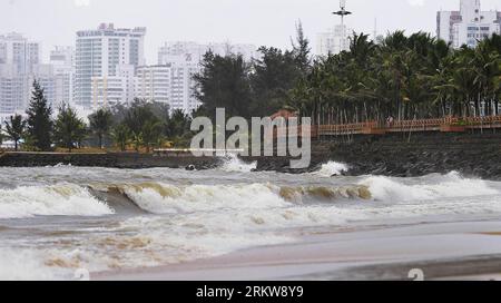 Bildnummer: 58639679  Datum: 27.10.2012  Copyright: imago/Xinhua (121027) -- HAIKOU, Oct. 27, 2012 (Xinhua) -- Huge waves lap against the seashore near Xiuying Port in Haikou, capital of south China s island province of Hainan, Oct. 27, 2012. Son-Tinh, the 23rd tropical storm this year, strengthened to typhoon early Saturday morning and is expected to bring rainstorms and gales to China s southern coastal areas, the country s meteorological authority said Saturday. (Xinhua/Zhao Yingquan) (ry) CHINA-HAINAN-TYPHOON (CN) PUBLICATIONxNOTxINxCHN Gesellschaft Sturm Unwetter Welle x0x xst 2012 quer Stock Photo